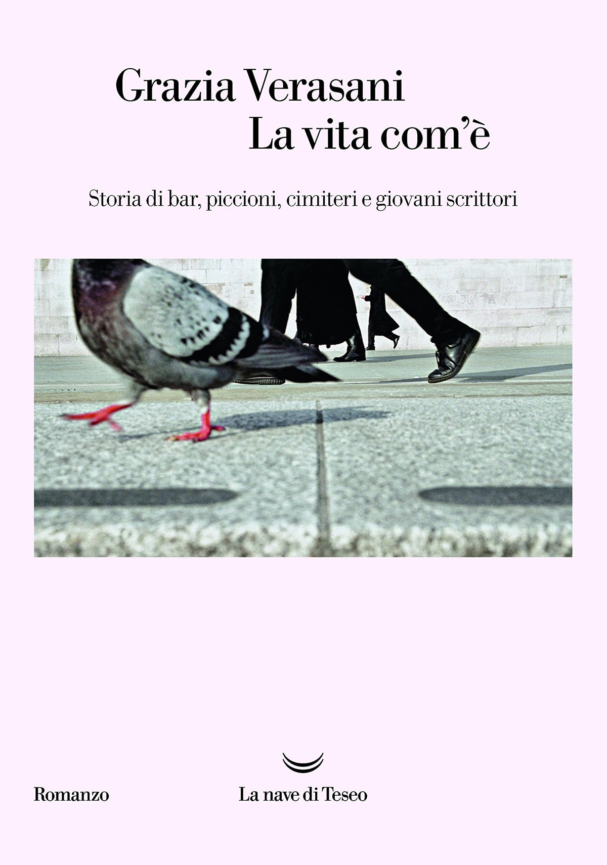 La vita com&#39;è. Storia di bar, piccioni, cimiteri e giovani scrittori
